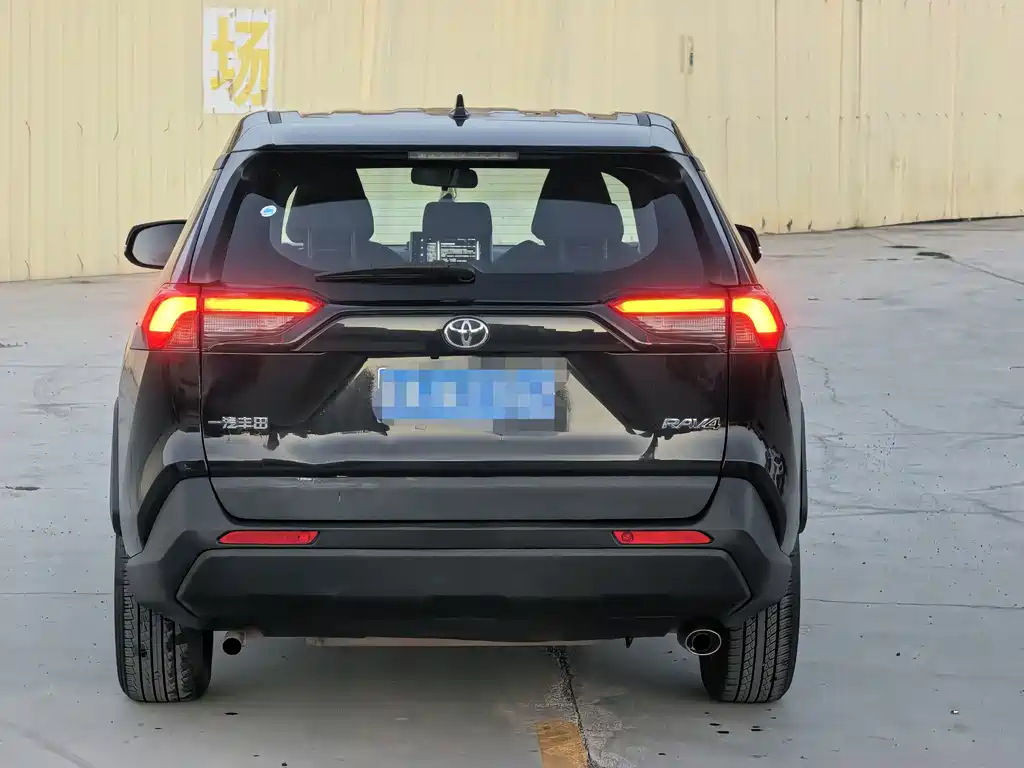 Toyota RAV4 — фото 9