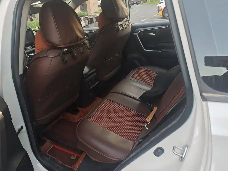 Toyota RAV4 — фото 11