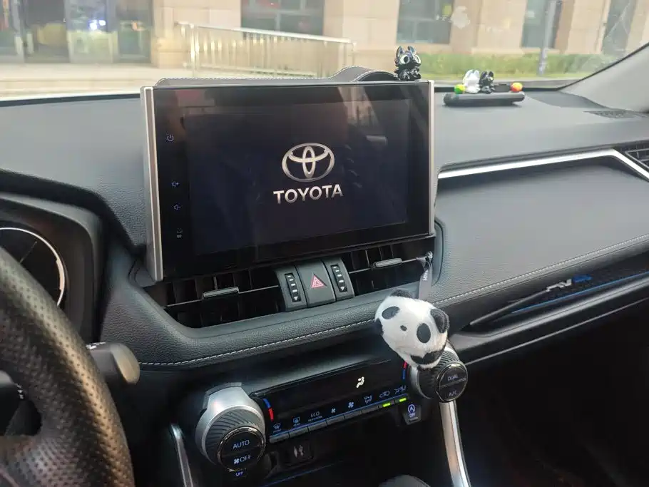 Toyota RAV4 — фото 13