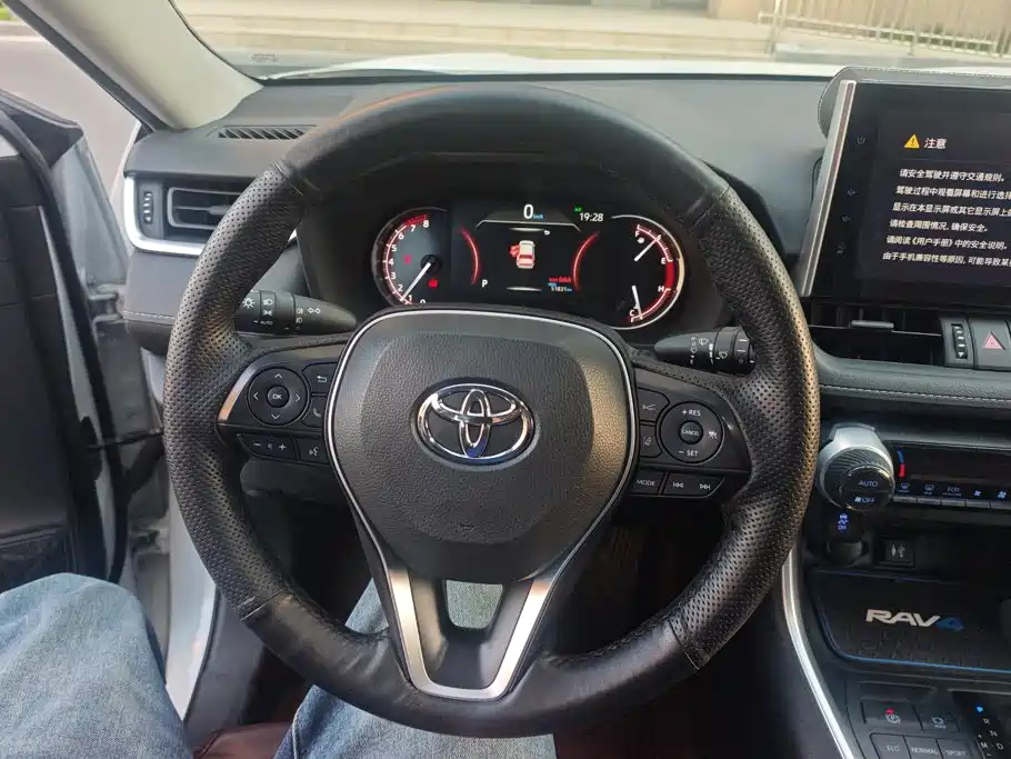 Toyota RAV4 — фото 15