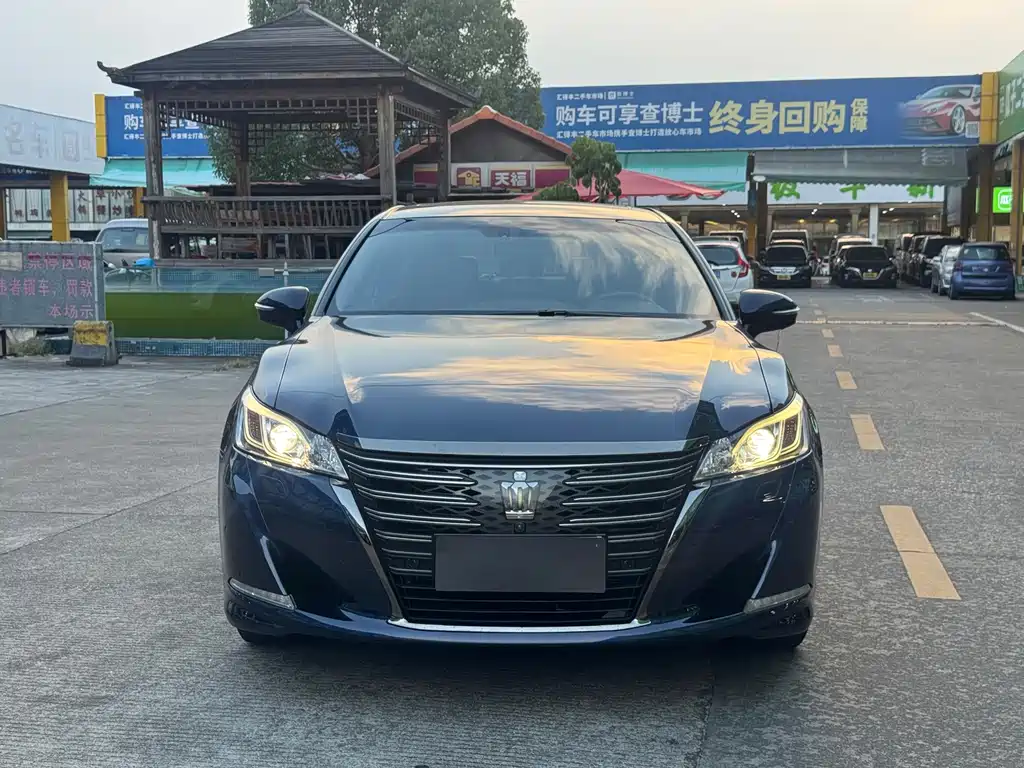 Toyota Crown — фото 2