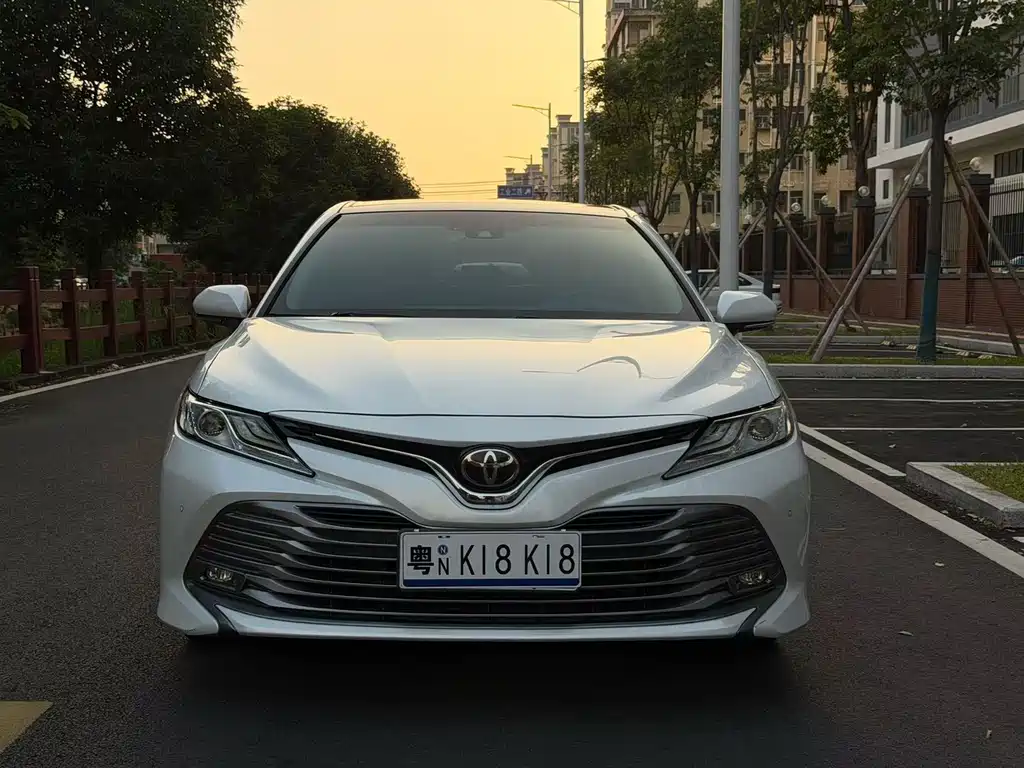 Toyota Camry — фото 2