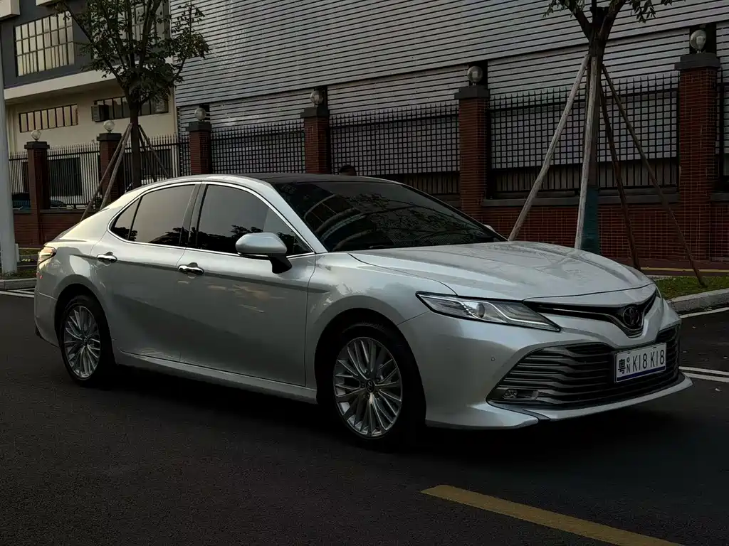 Toyota Camry — фото 3