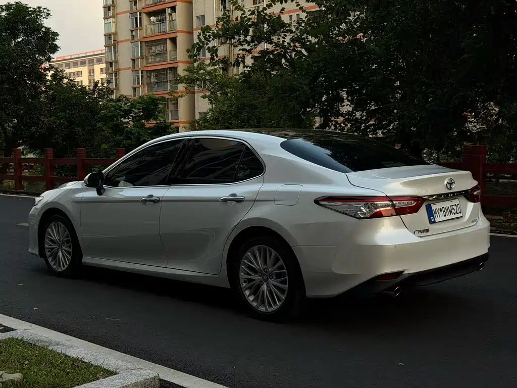 Toyota Camry — фото 4