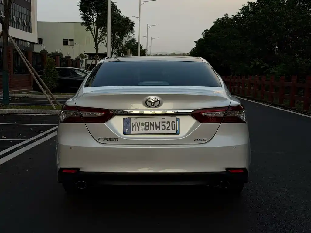 Toyota Camry — фото 5