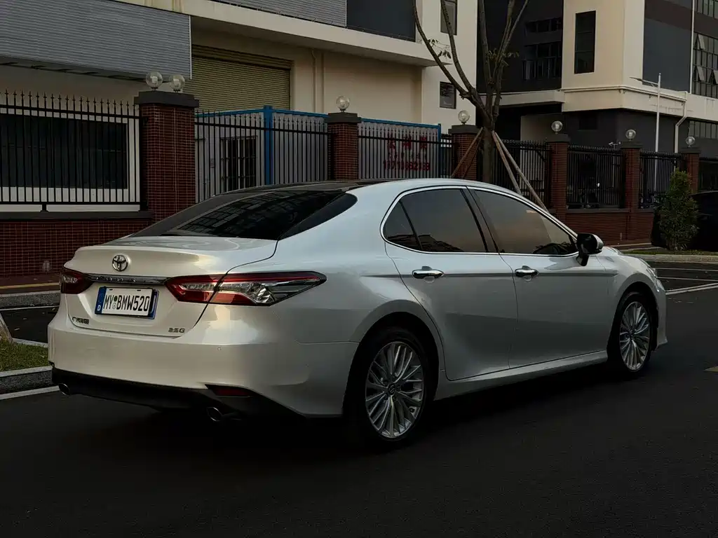 Toyota Camry — фото 6