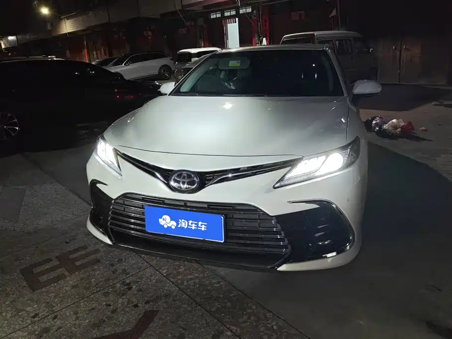 Toyota Camry — фото 2