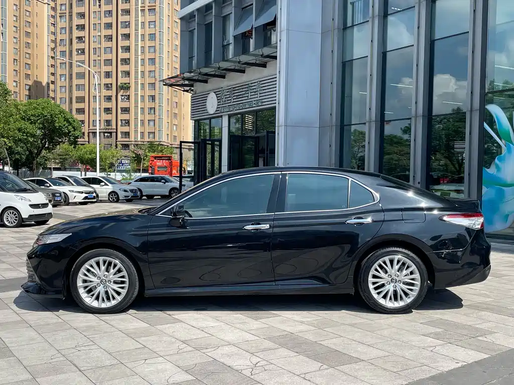 Toyota Camry — фото 3