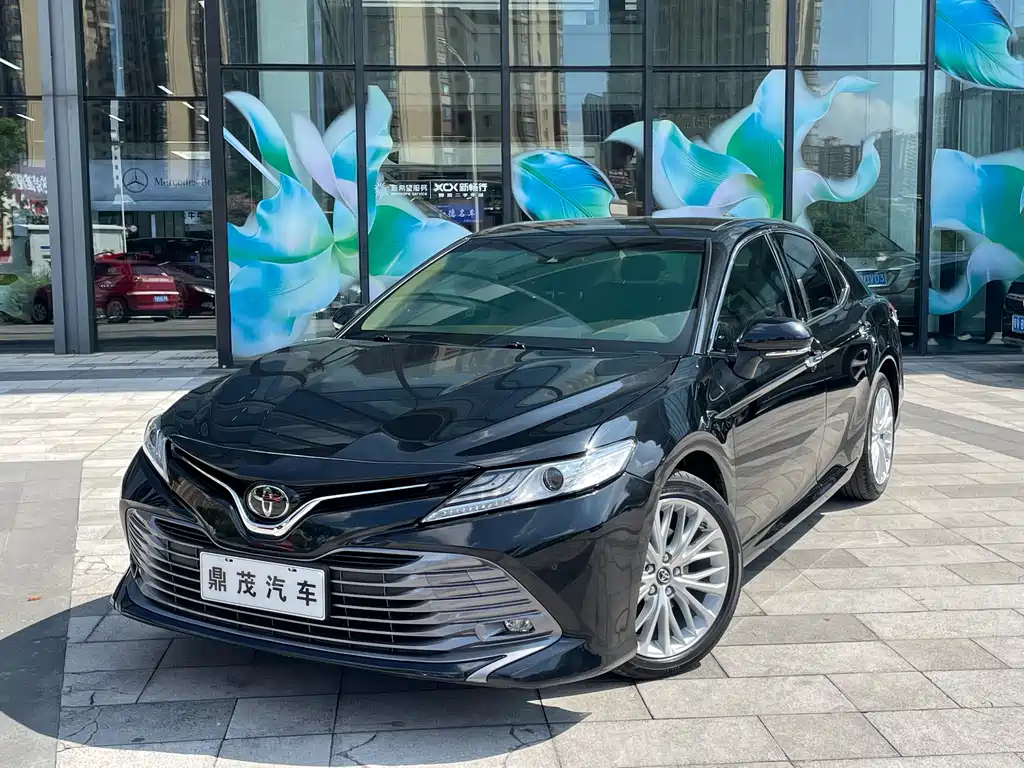 Toyota Camry — фото 1