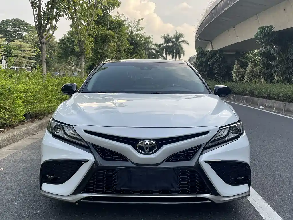 Toyota Camry — фото 2