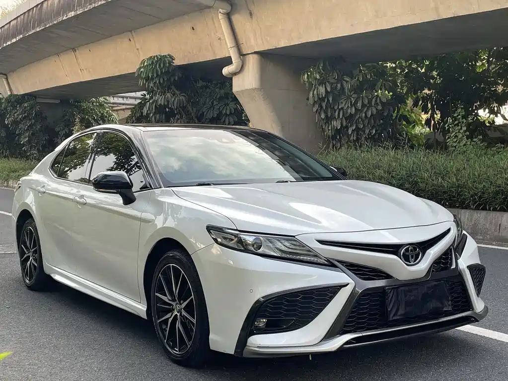 Toyota Camry — фото 3