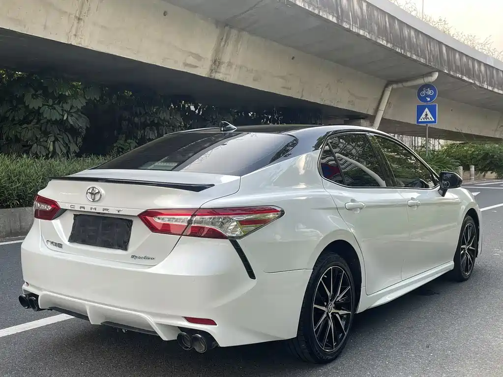 Toyota Camry — фото 7