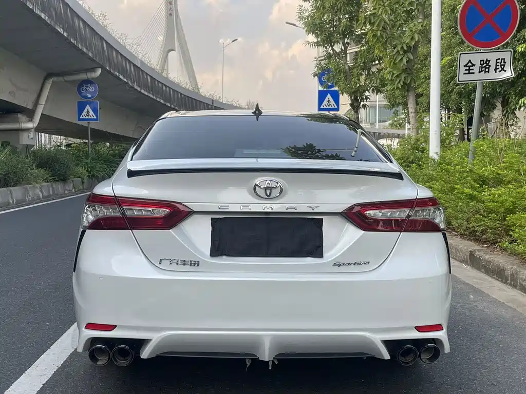 Toyota Camry — фото 8