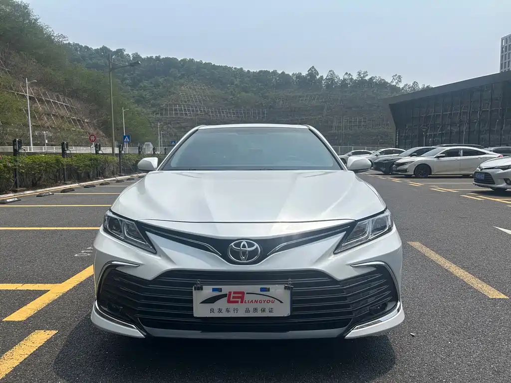 Toyota Camry — фото 2