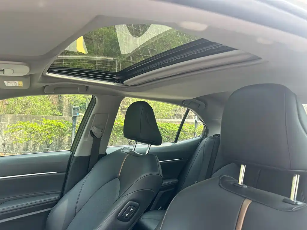 Toyota Camry — фото 18