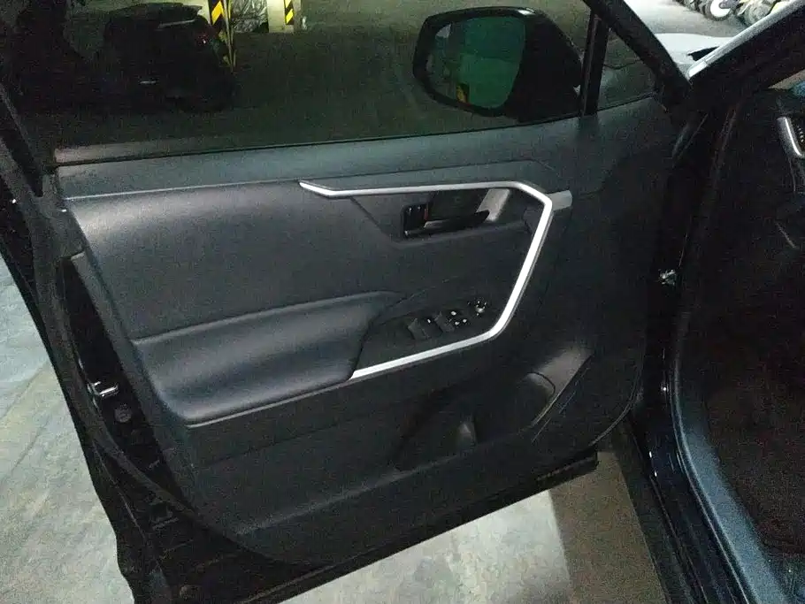 Toyota RAV4 — фото 6