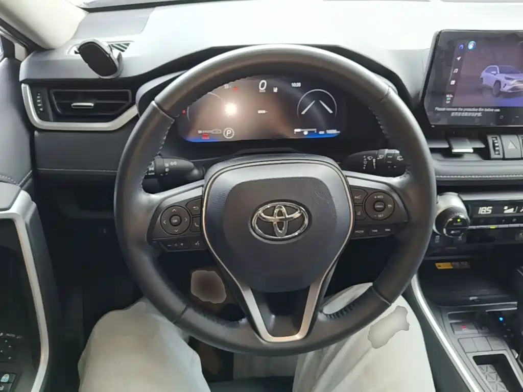 Toyota RAV4 — фото 11