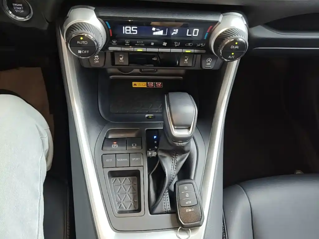 Toyota RAV4 — фото 14