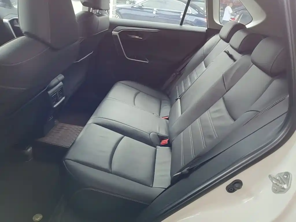 Toyota RAV4 — фото 17