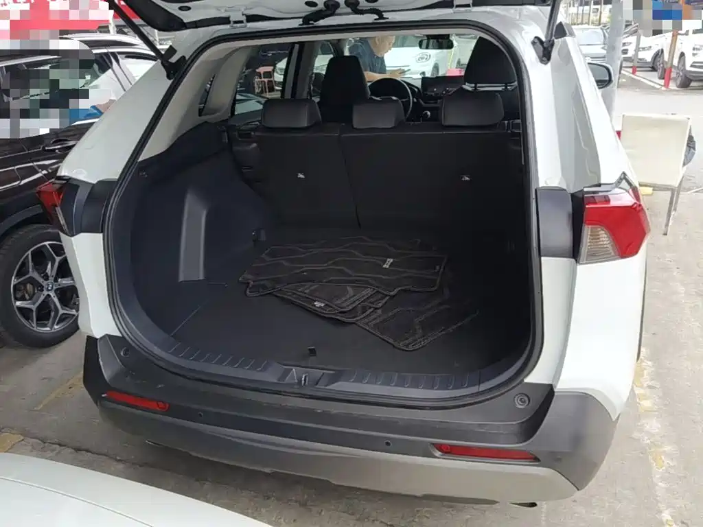 Toyota RAV4 — фото 19