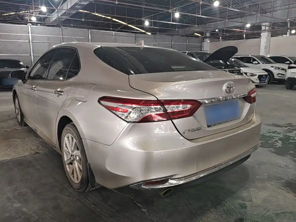 Toyota Camry — фото 5