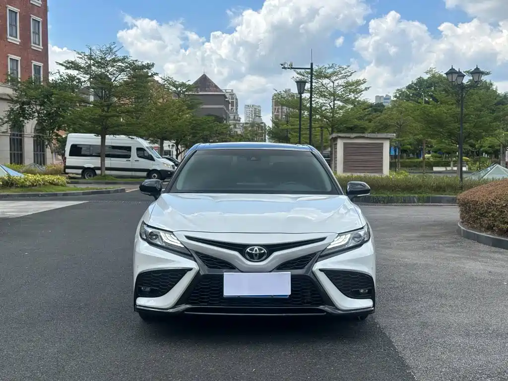 Toyota Camry — фото 2