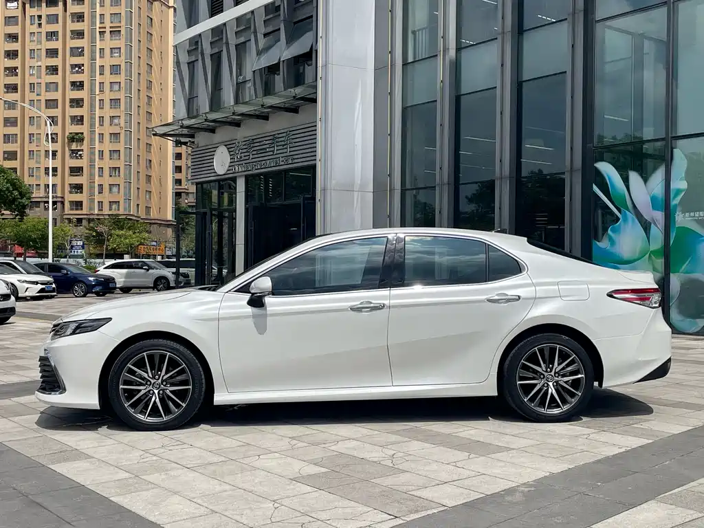 Toyota Camry — фото 3
