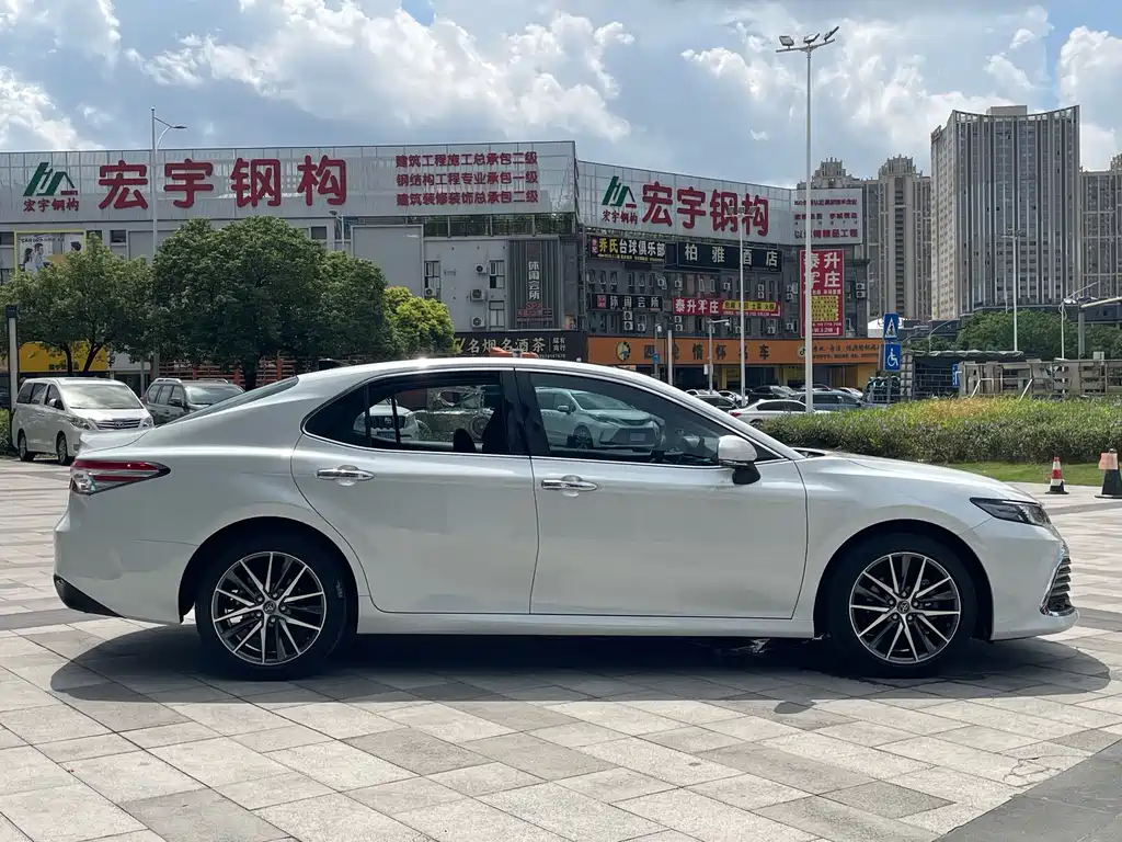 Toyota Camry — фото 5