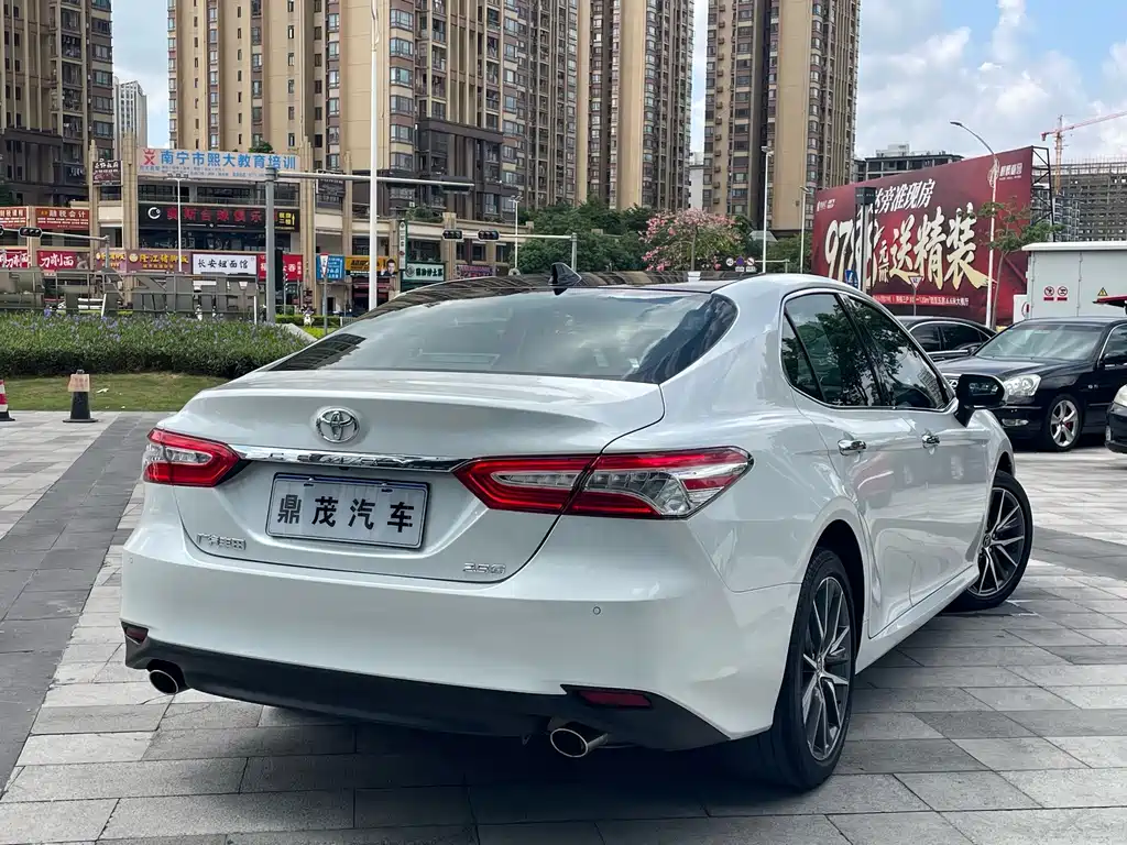 Toyota Camry — фото 7