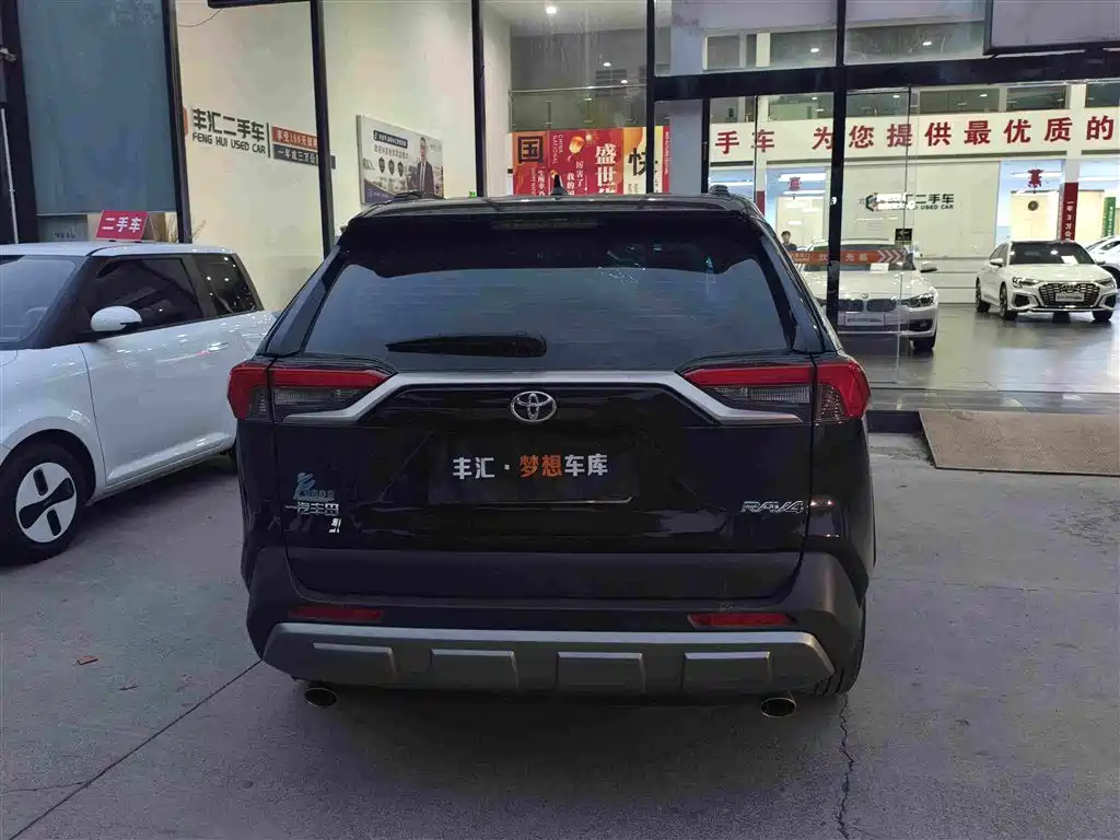 Toyota RAV4 — фото 3