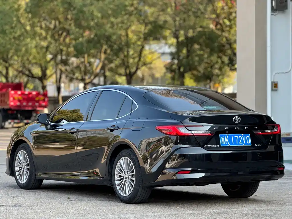 Toyota Camry — фото 3