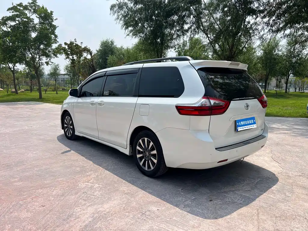 Toyota Sienna — фото 3