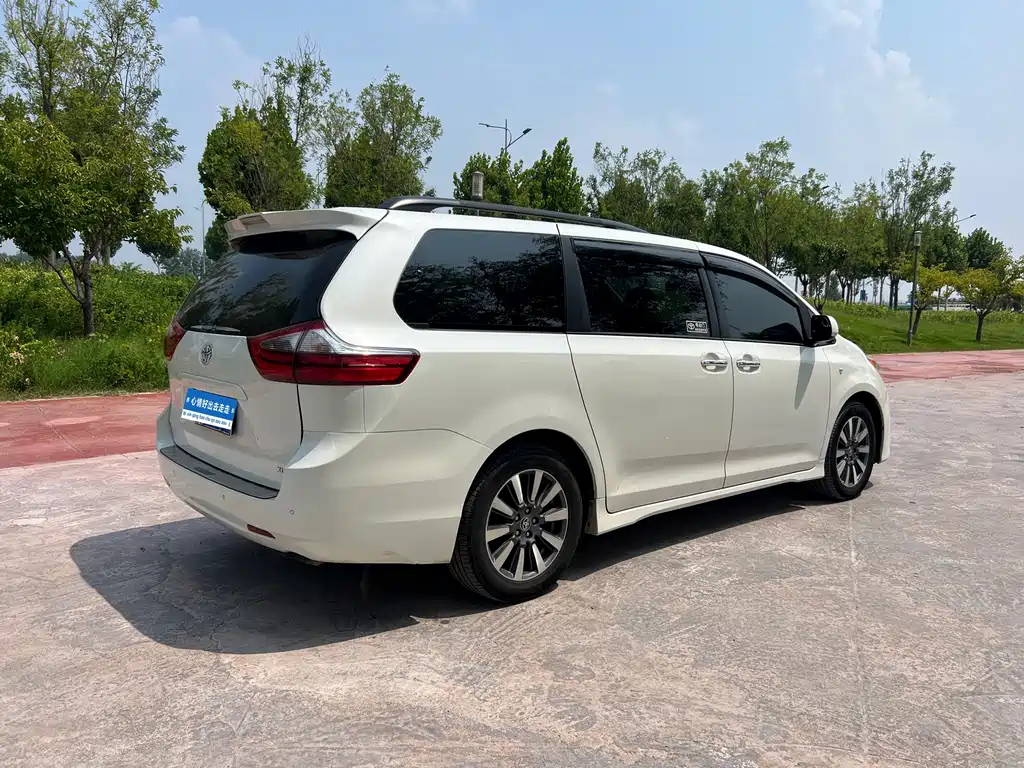 Toyota Sienna — фото 5