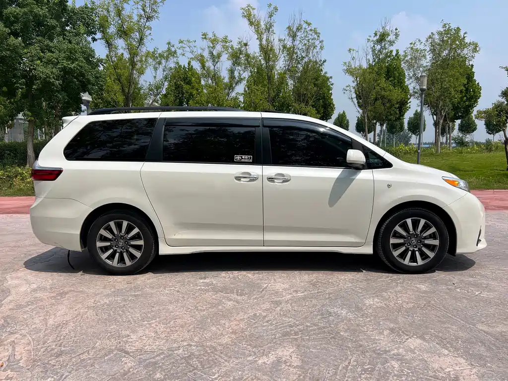 Toyota Sienna — фото 6