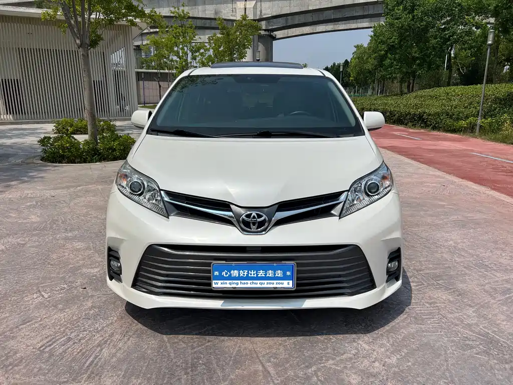 Toyota Sienna — фото 8