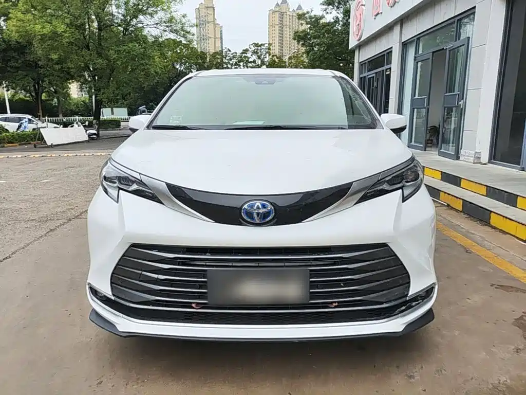 Toyota Sienna — фото 3