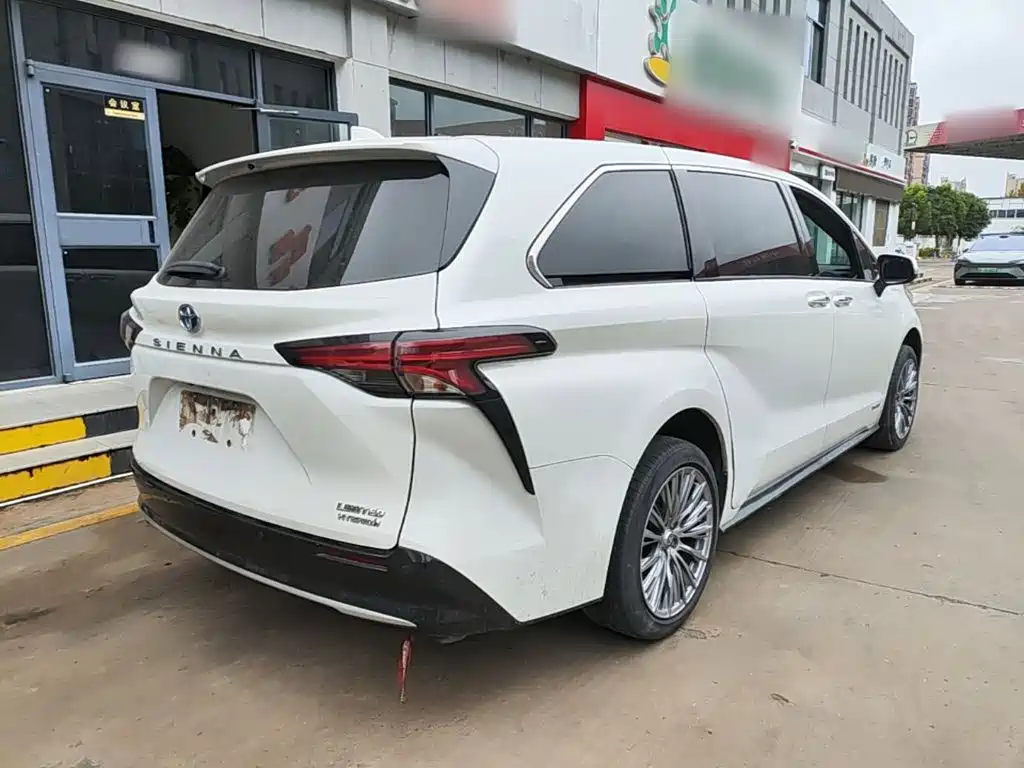 Toyota Sienna — фото 7