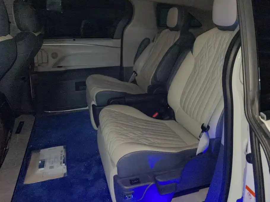 Toyota Granvia — фото 11