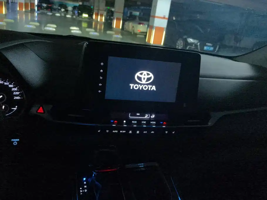 Toyota Granvia — фото 13