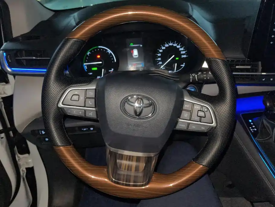 Toyota Granvia — фото 15
