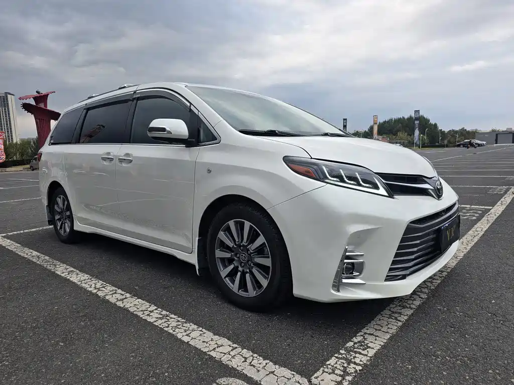 Toyota Sienna — фото 3
