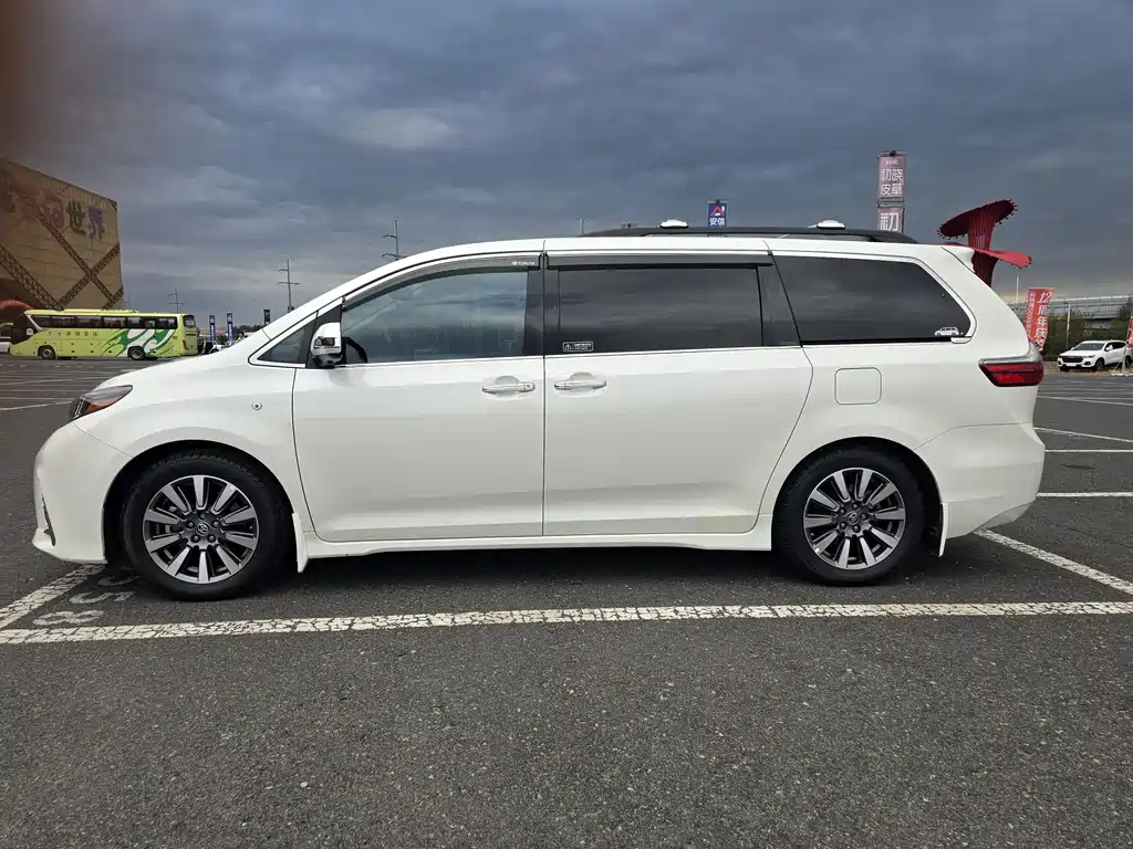 Toyota Sienna — фото 6
