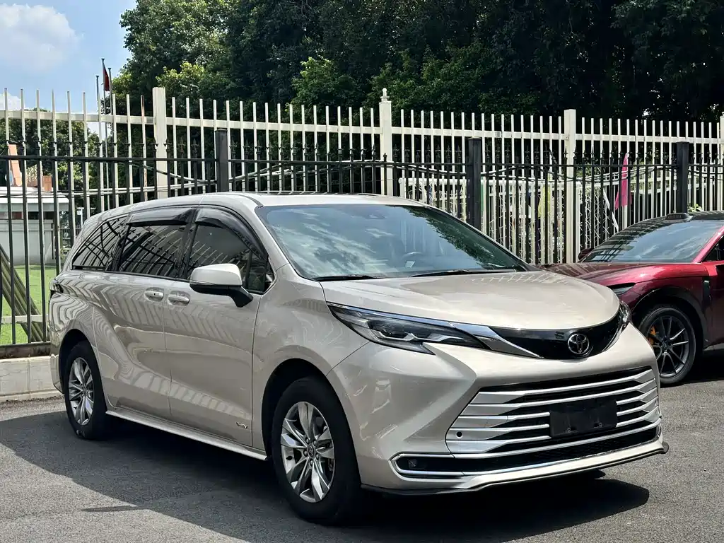 Toyota Sienna — фото 2