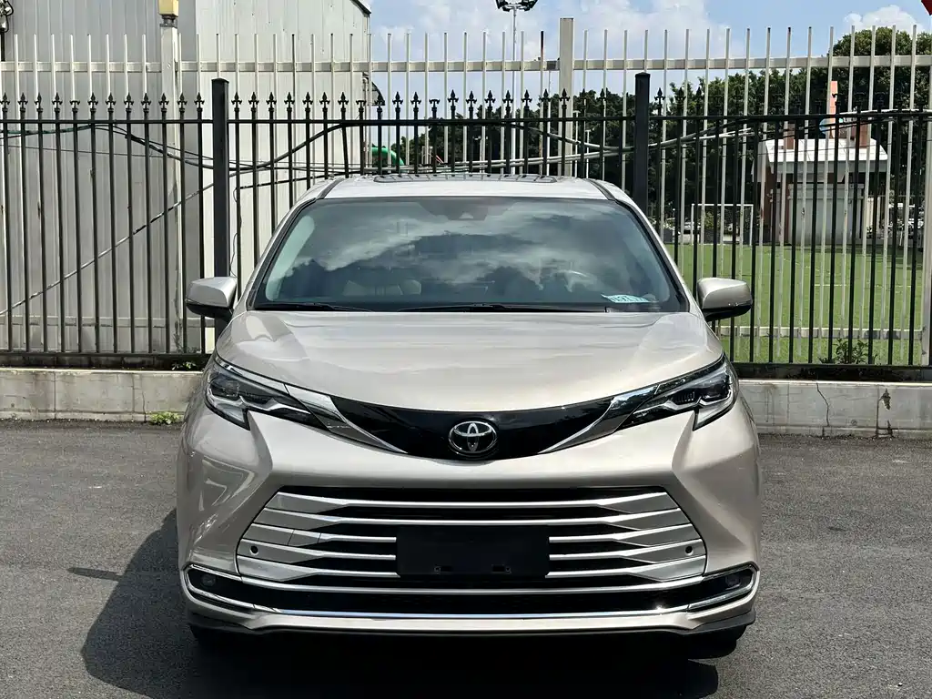 Toyota Sienna — фото 3