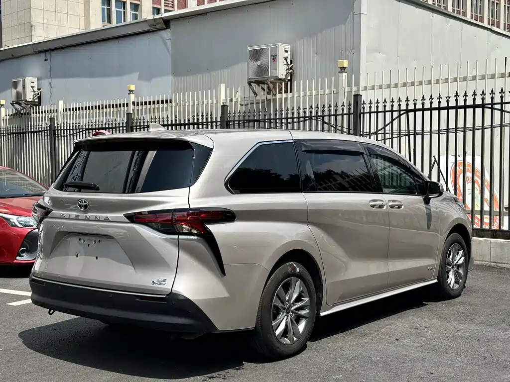Toyota Sienna — фото 4