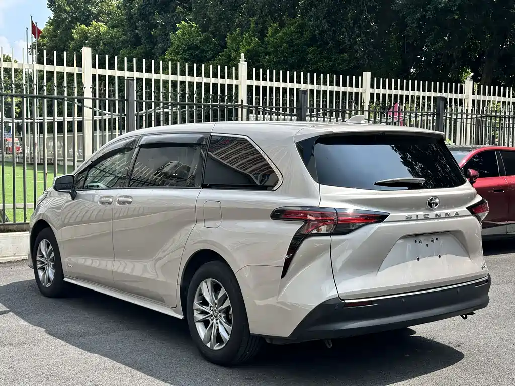 Toyota Sienna — фото 6