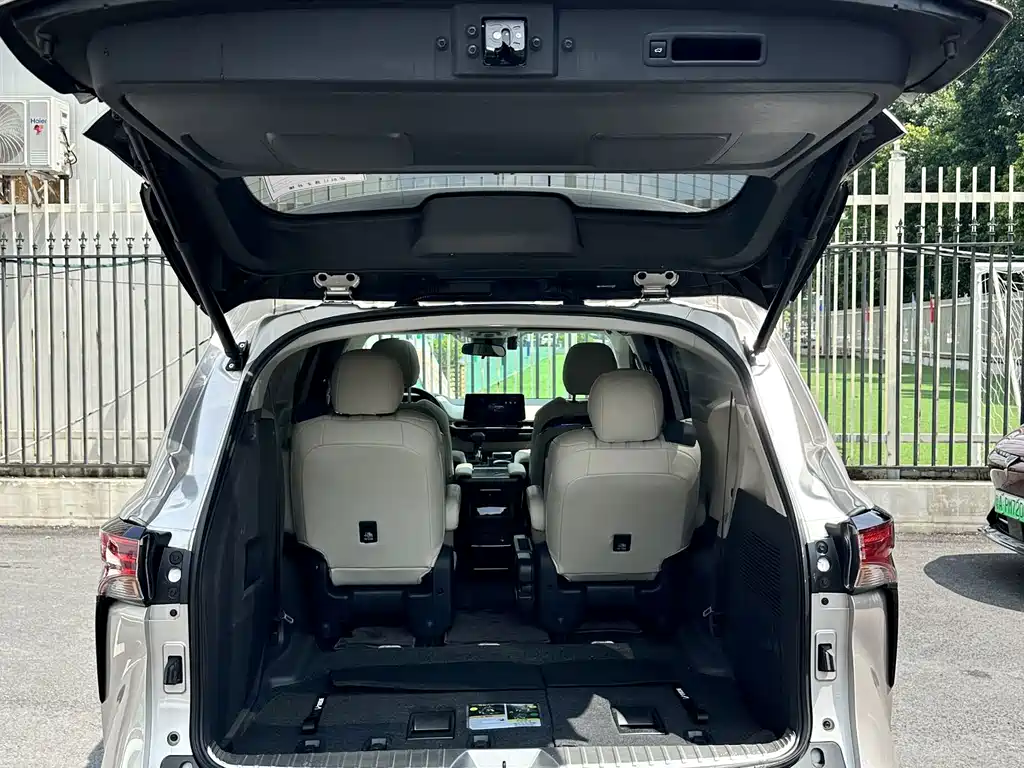 Toyota Sienna — фото 7