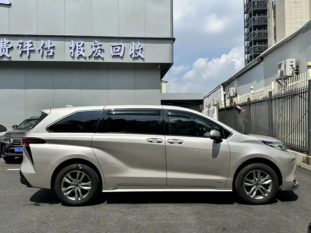 Toyota Sienna — фото 8