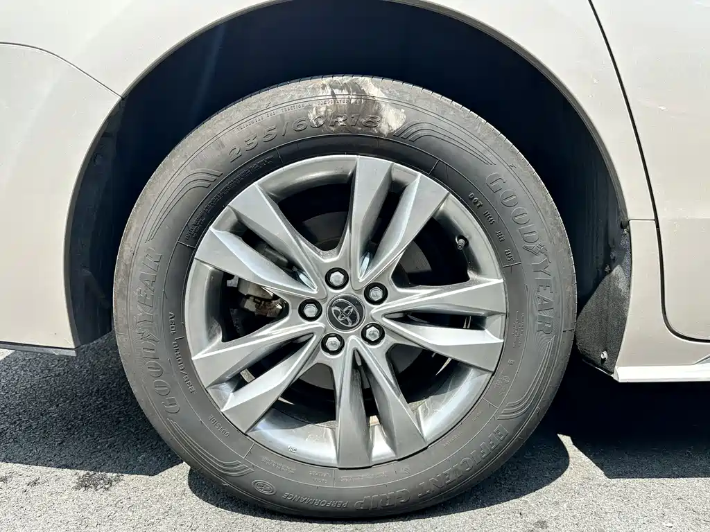 Toyota Sienna — фото 9