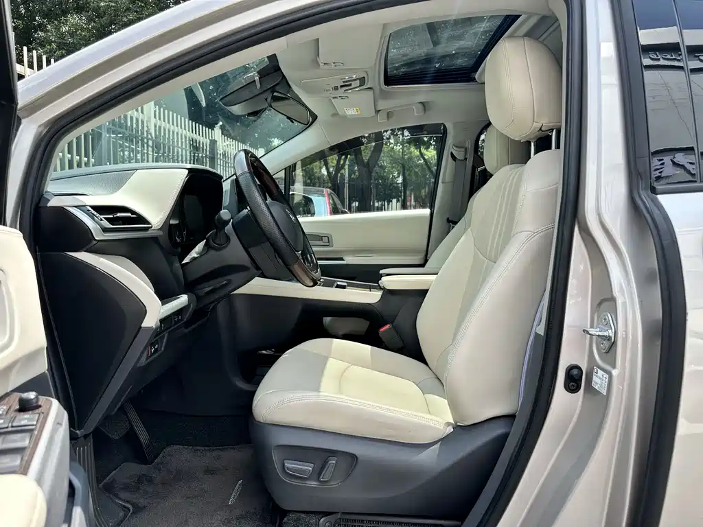Toyota Sienna — фото 10